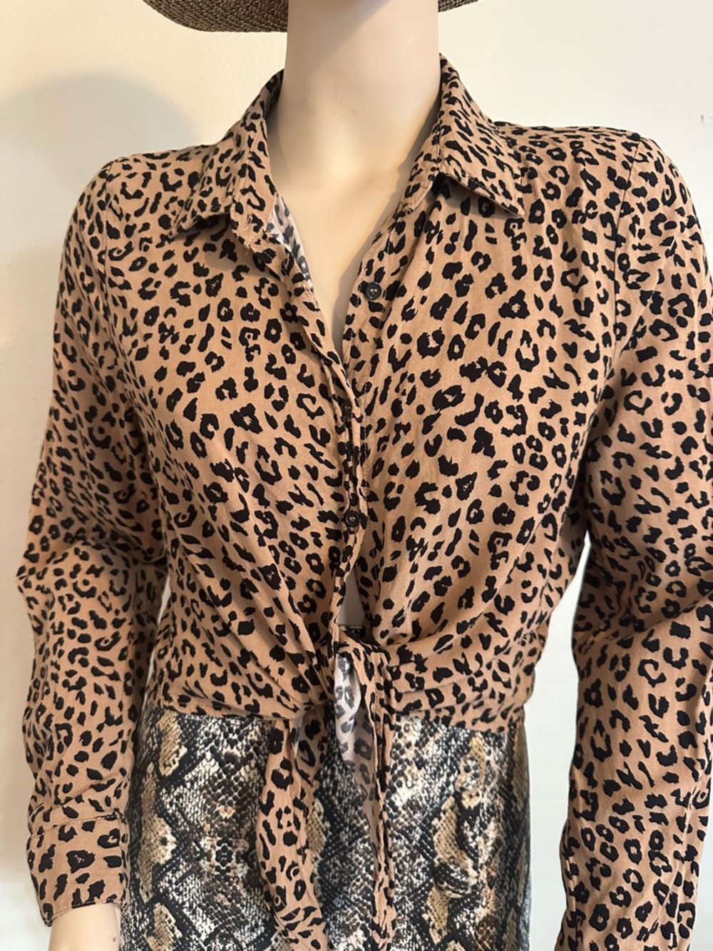 🐆Leopard Print Tie-Front Blouse - Picture 2 of 8
